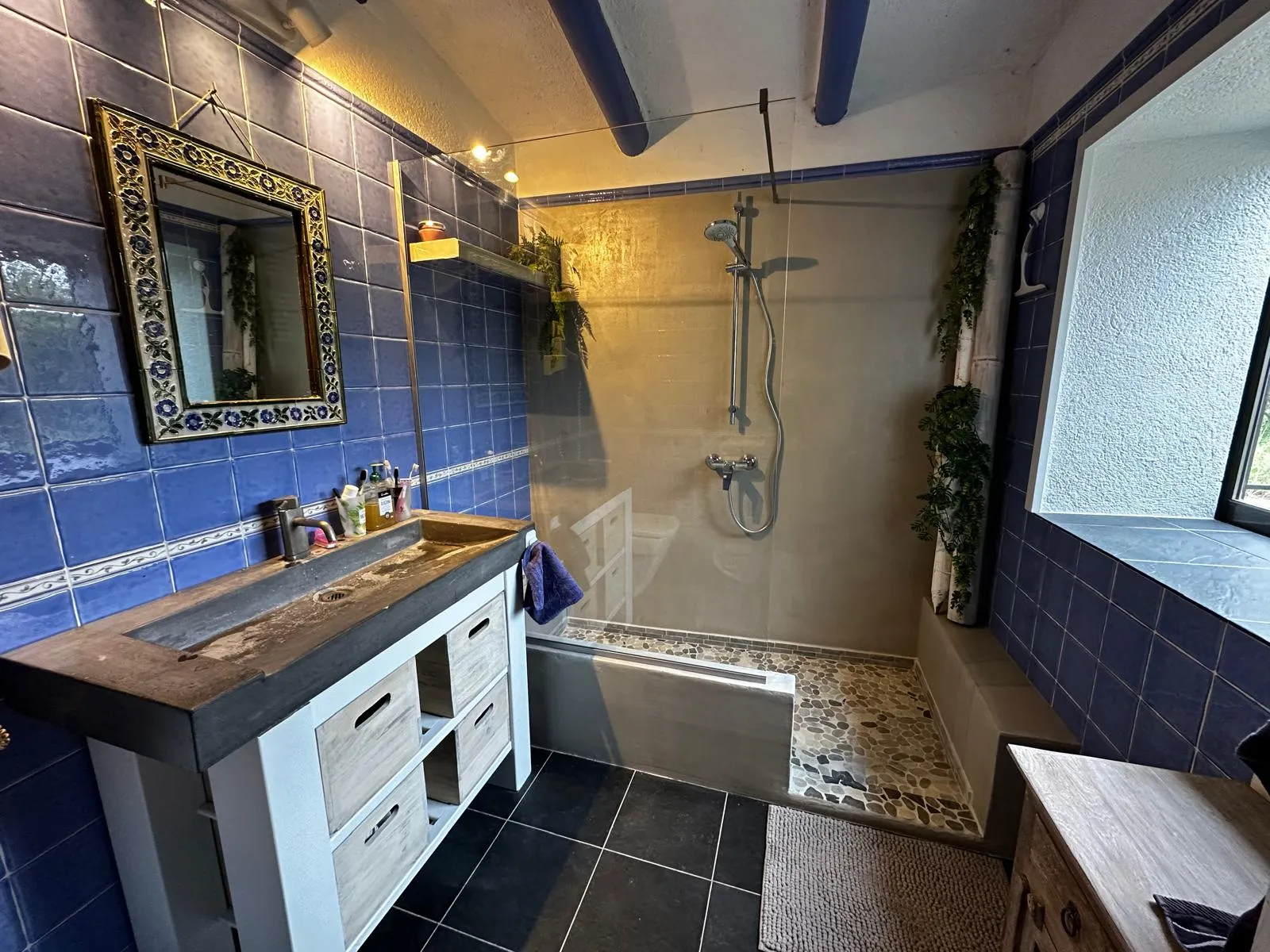 Salle de bain habillée de faïence bleue