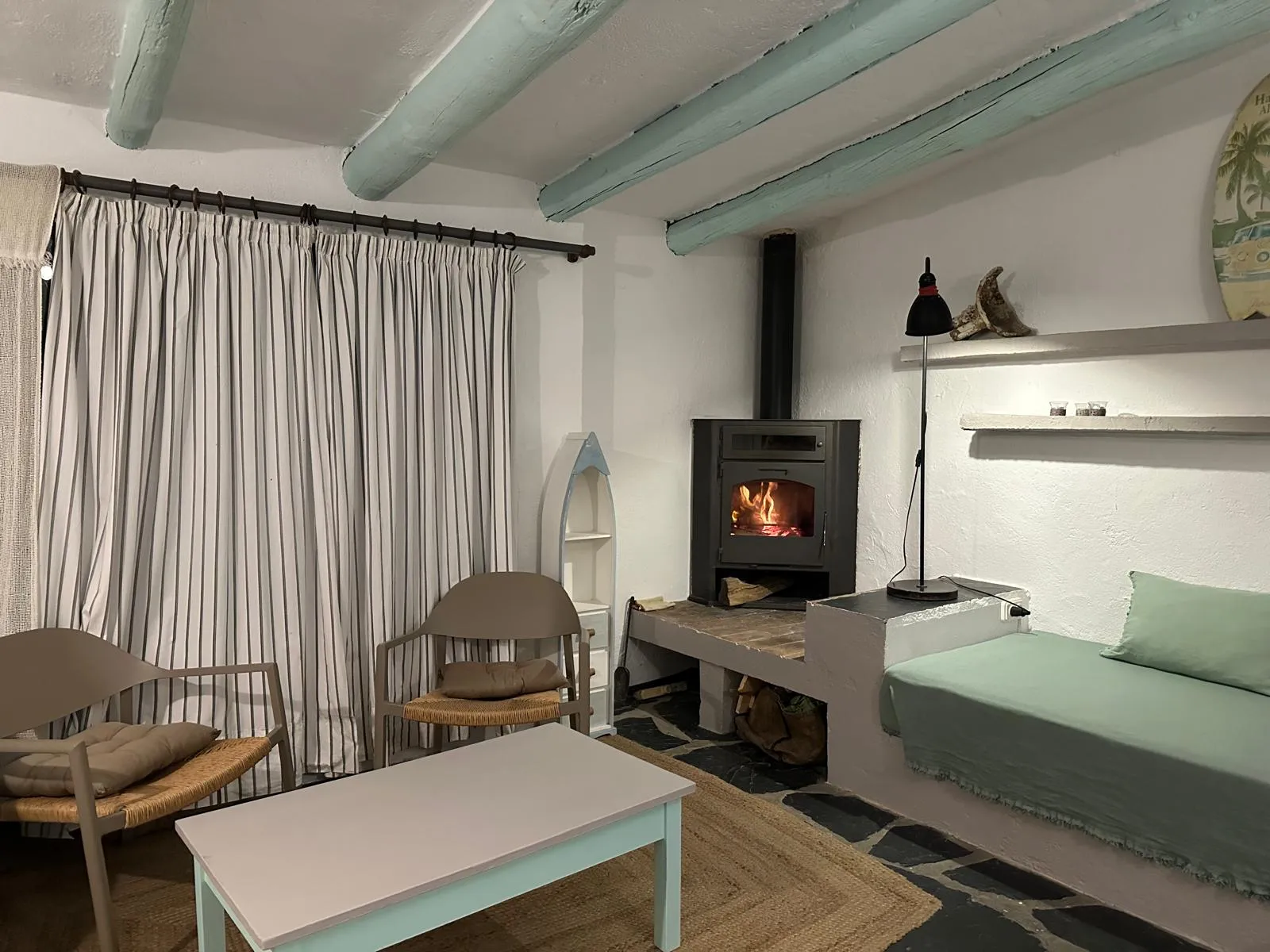 Pièce à vivre du Casot avec coin cheminée et poêle